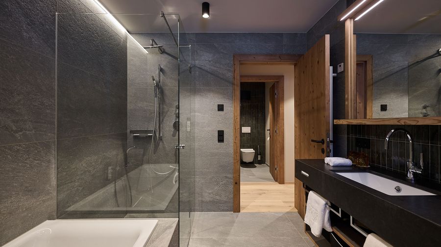 Badezimmer DORF 570 Modernes Badezimmer mit großer Dusche, Badewanne und Doppelwaschbecken